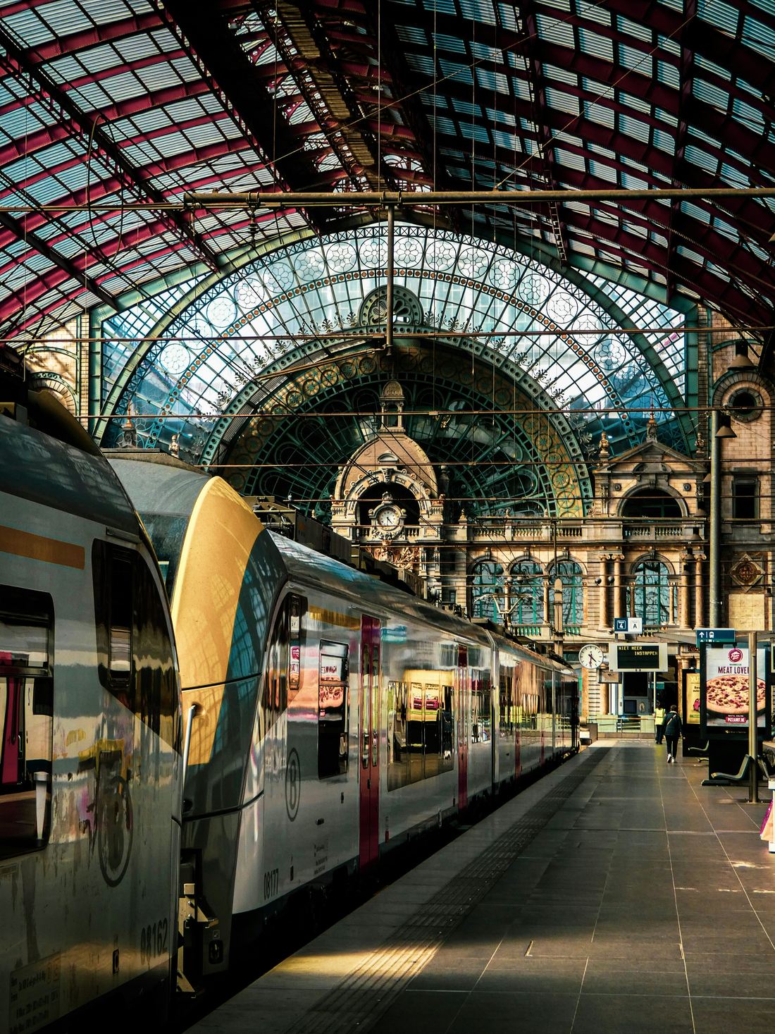 Perrons onder de glazen overkapping van Antwerpen-Centraal