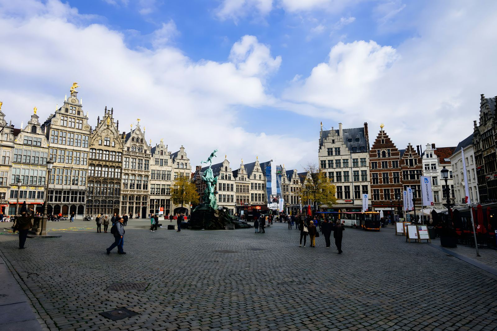 Grote Markt van Antwerpen met de Brabofontein
