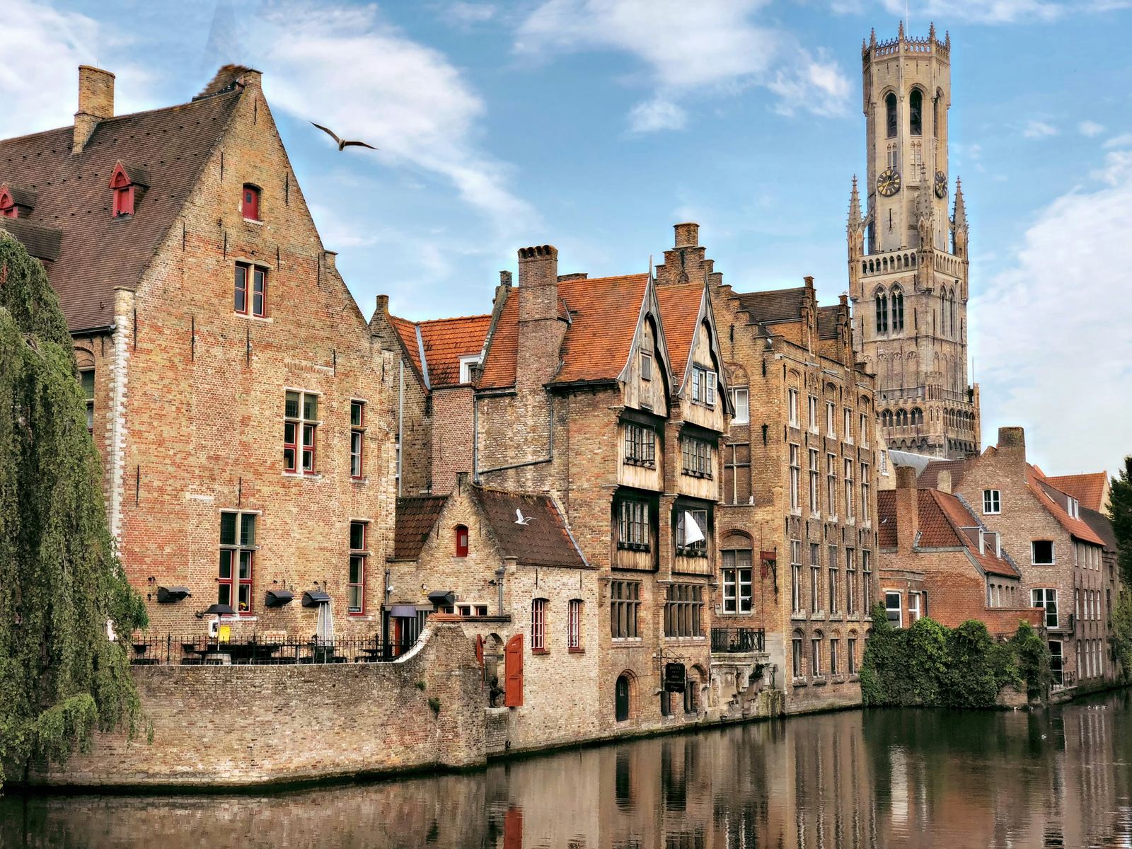 Rozenhoedkaai en Belfort in Brugge