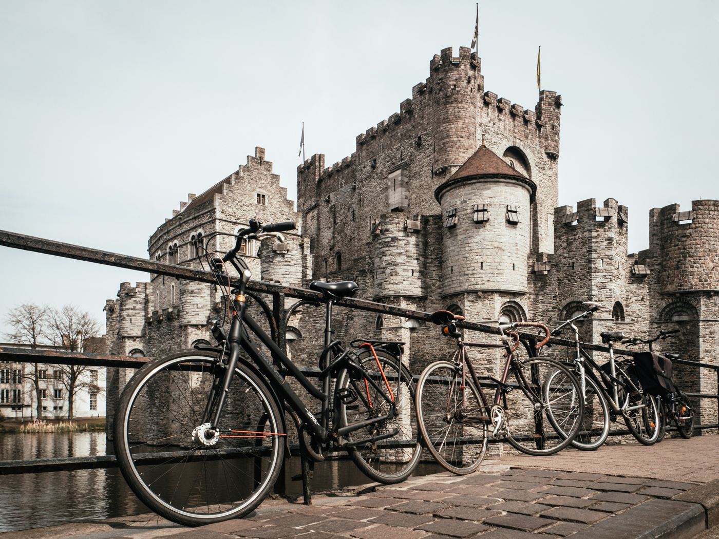 Het Gravensteen in Gent met fietsen op de brug