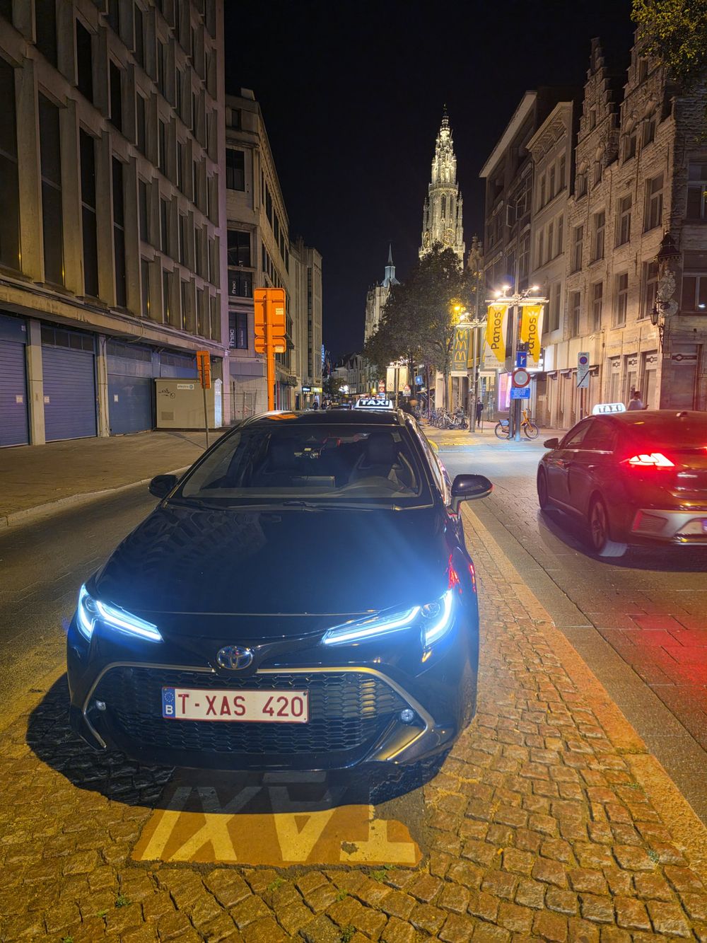 Ramys taxi in de binnenstad van Antwerpen met de kathedraal