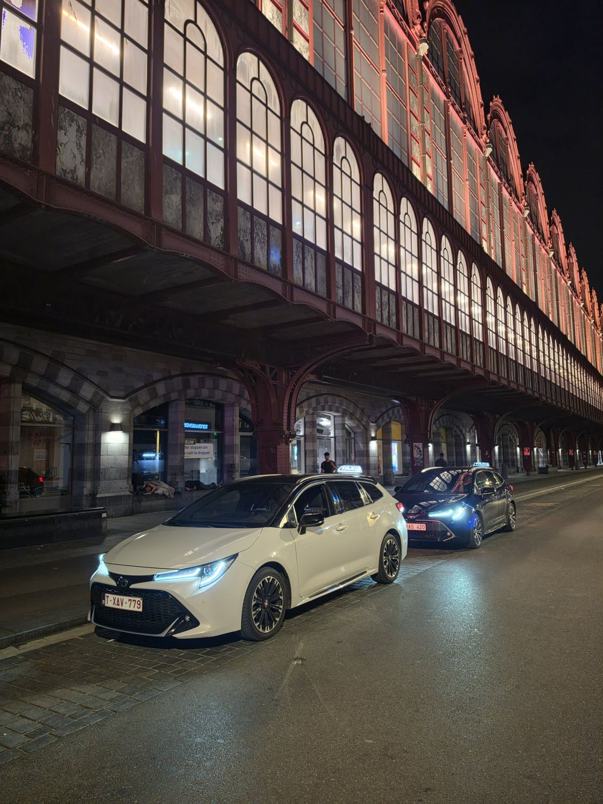 Beide Ramys taxi's bij nacht aan station Antwerpen-Centraal